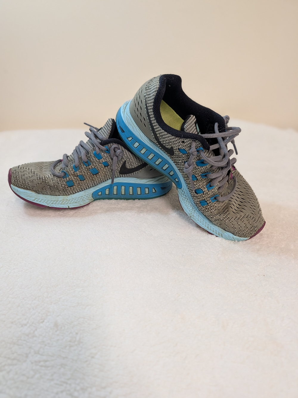 Nike Women's Flynet Gray Athletic Running Shoes With Blue and Pink Det.